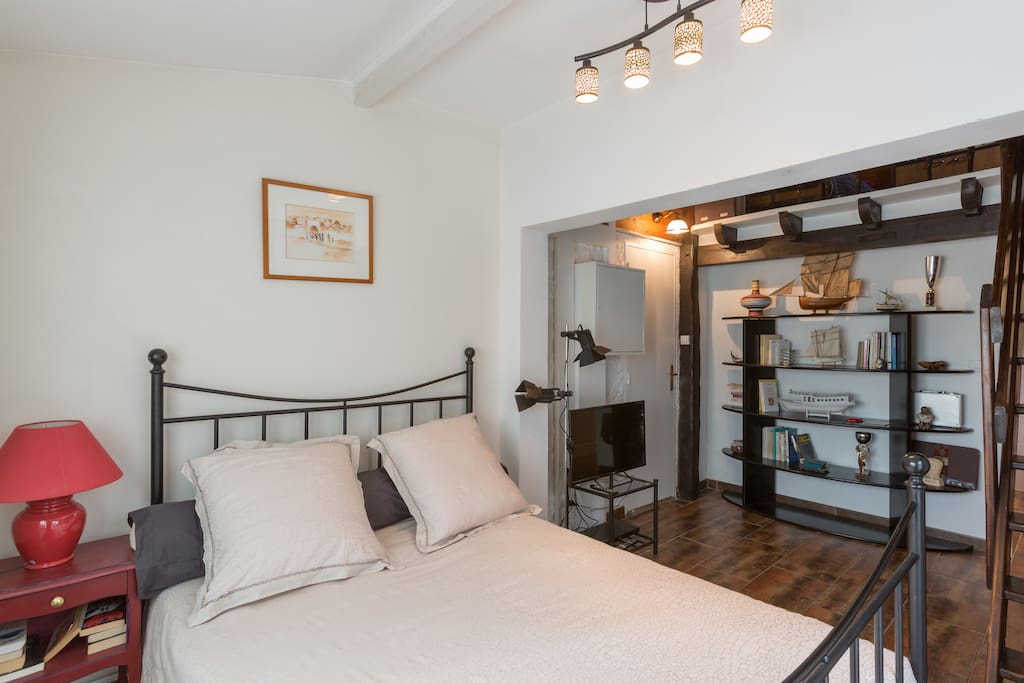 chambre principale de la suite avec lit double