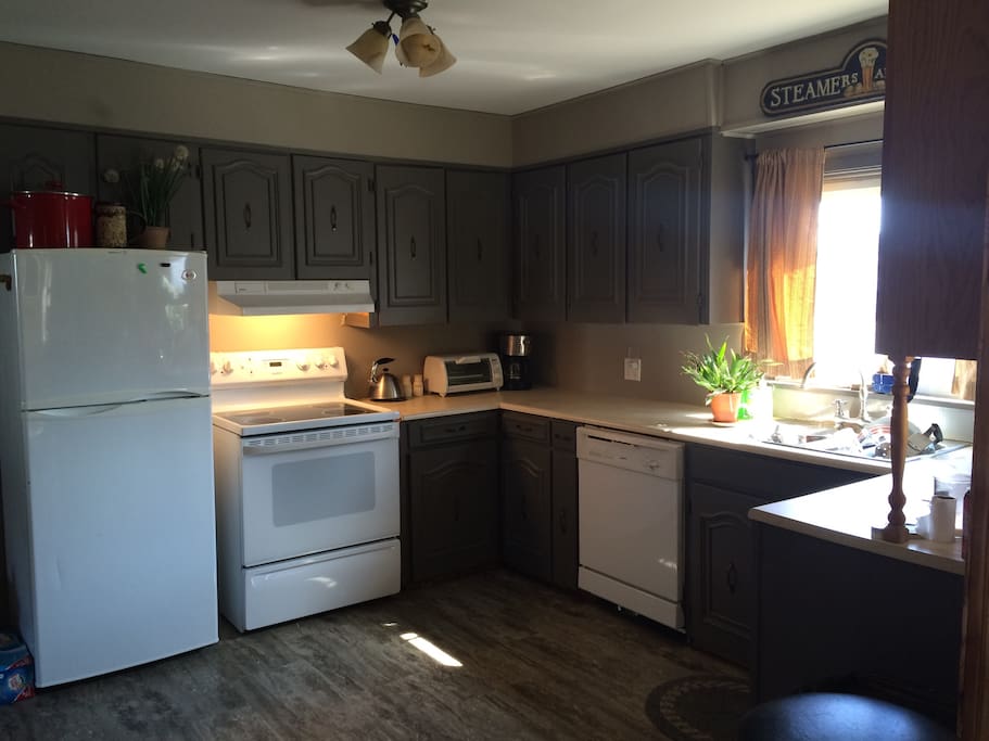 Kitchen with everything you need (including microwave, toaster oven, kettle etc..)