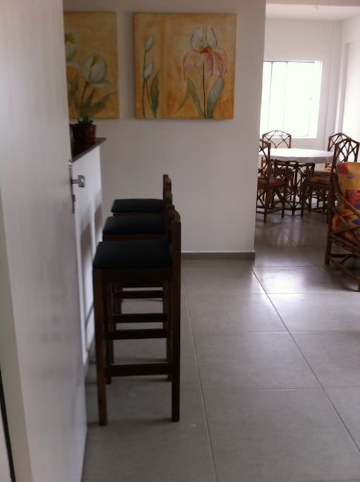 Bancada da cozinha americana/divisa com a sala.