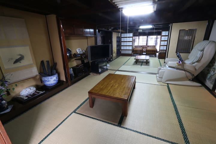 ในตอนกลางวันคุณสามารถใช้เป็นห้องนั่งเล่นและในเวลากลางคืนคุณสามารถใช้เป็นห้องนอนที่มีฟูกนอนได้