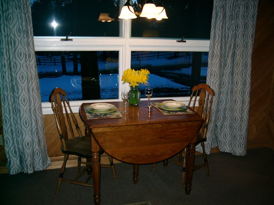 This table can seat 2 to 6 people comfortably.