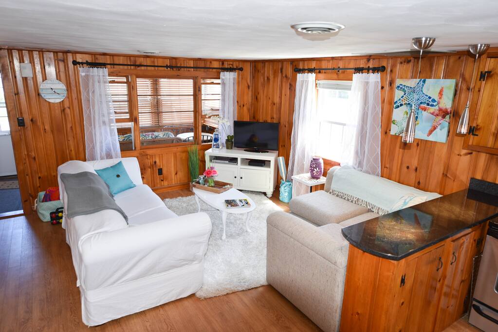 Cozy seating, cable TV & free wifi