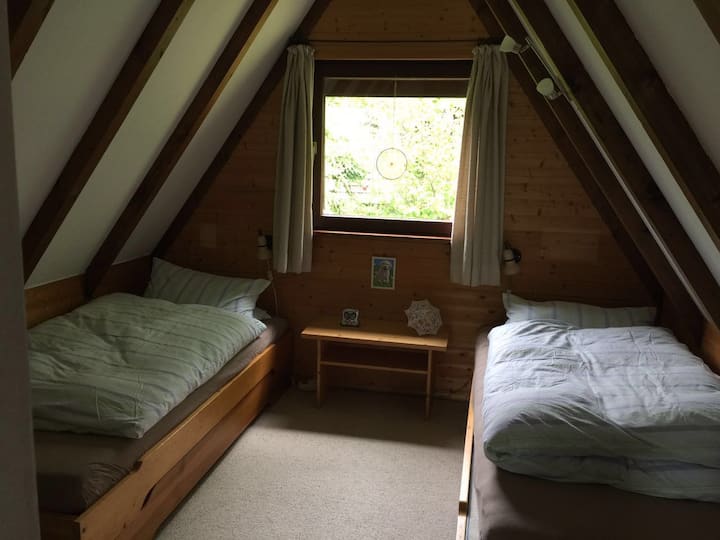 阁楼3号卧室，设有2张单人床