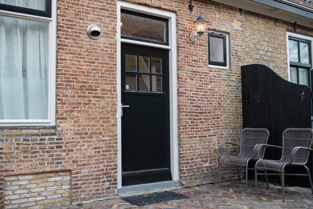 Eigen voordeur, geen terras wel een leuk zitje!