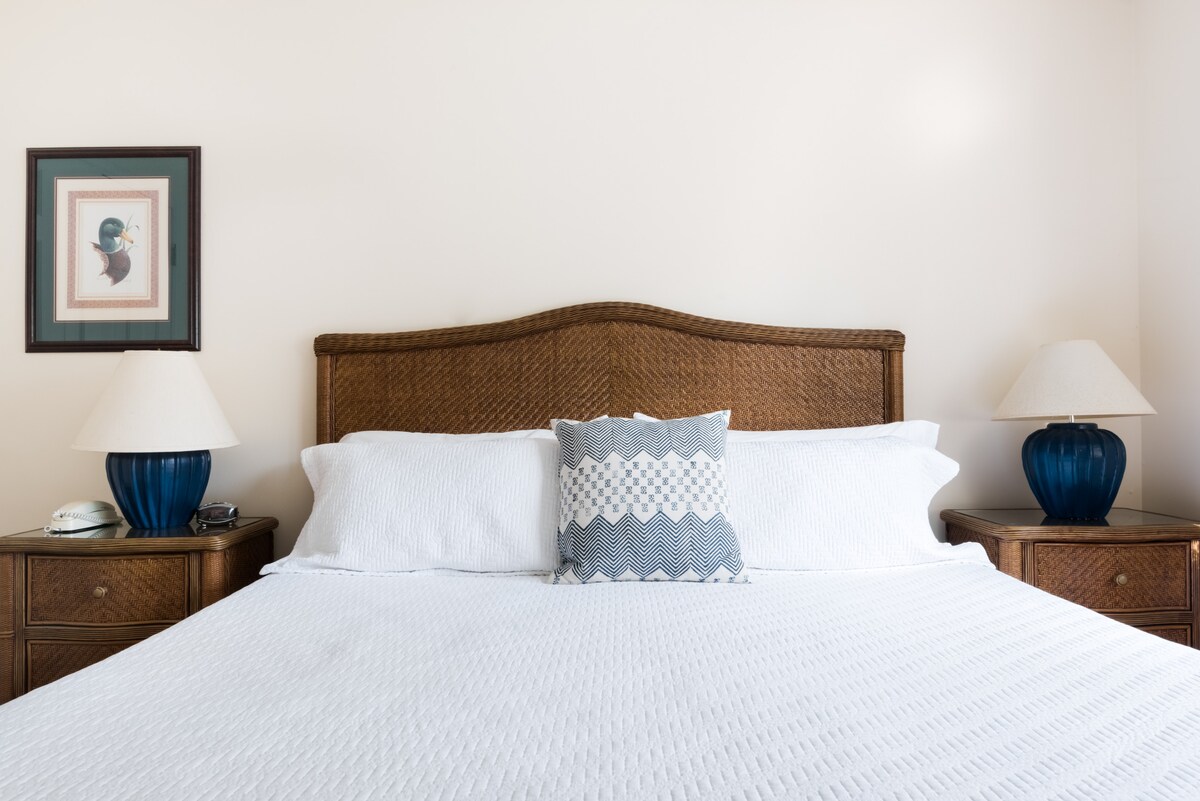 Glavna spavaća soba na prvom katu s bračnim krevetom, TV-om ravnog ekrana i susjednom kupaonicom 