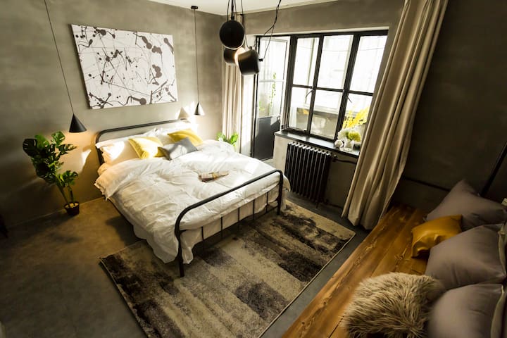 长租特惠『复古小黑屋』 电影放映厅|紧邻日坛10分钟东四南锣CBD三里屯北京站 邻地铁