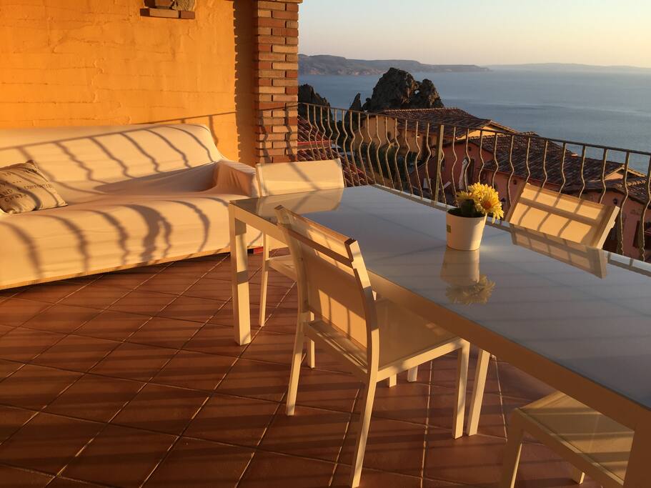 la terrazza ampia con un grande divano per il relax