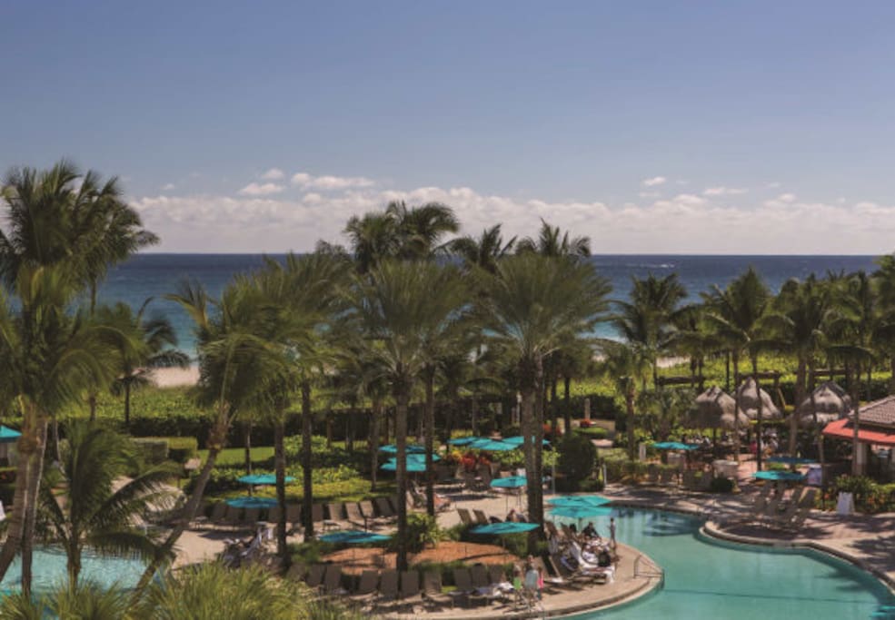 Overview of the three pool areas and the ocean in the background
