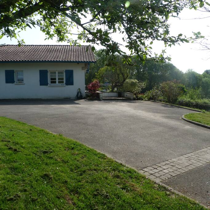 L'entrée avec un grand parking