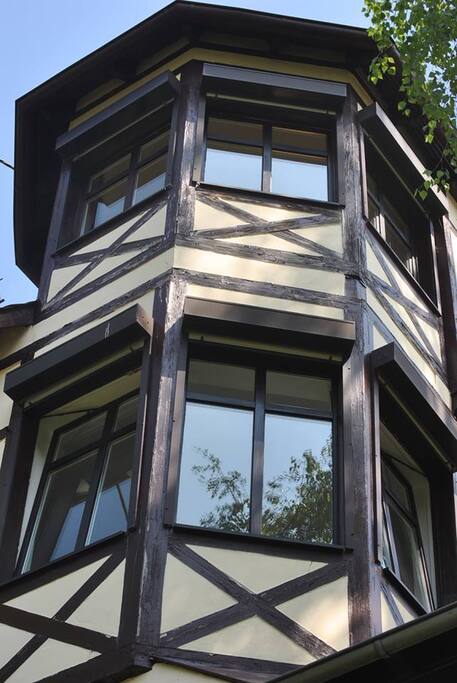 In unserem Haus verbinden sich Alt und Neu, Modernität und Komfort zu unserer Art, Sie in der Eifel willkommen zu heißen. Unsere Räumlichkeiten bieten Platz für bis zu 20 Gäste. 2 Ferienwohnung für jeweils 6 Personen, 3 Doppelzimmer und ein Einzelzimmer
