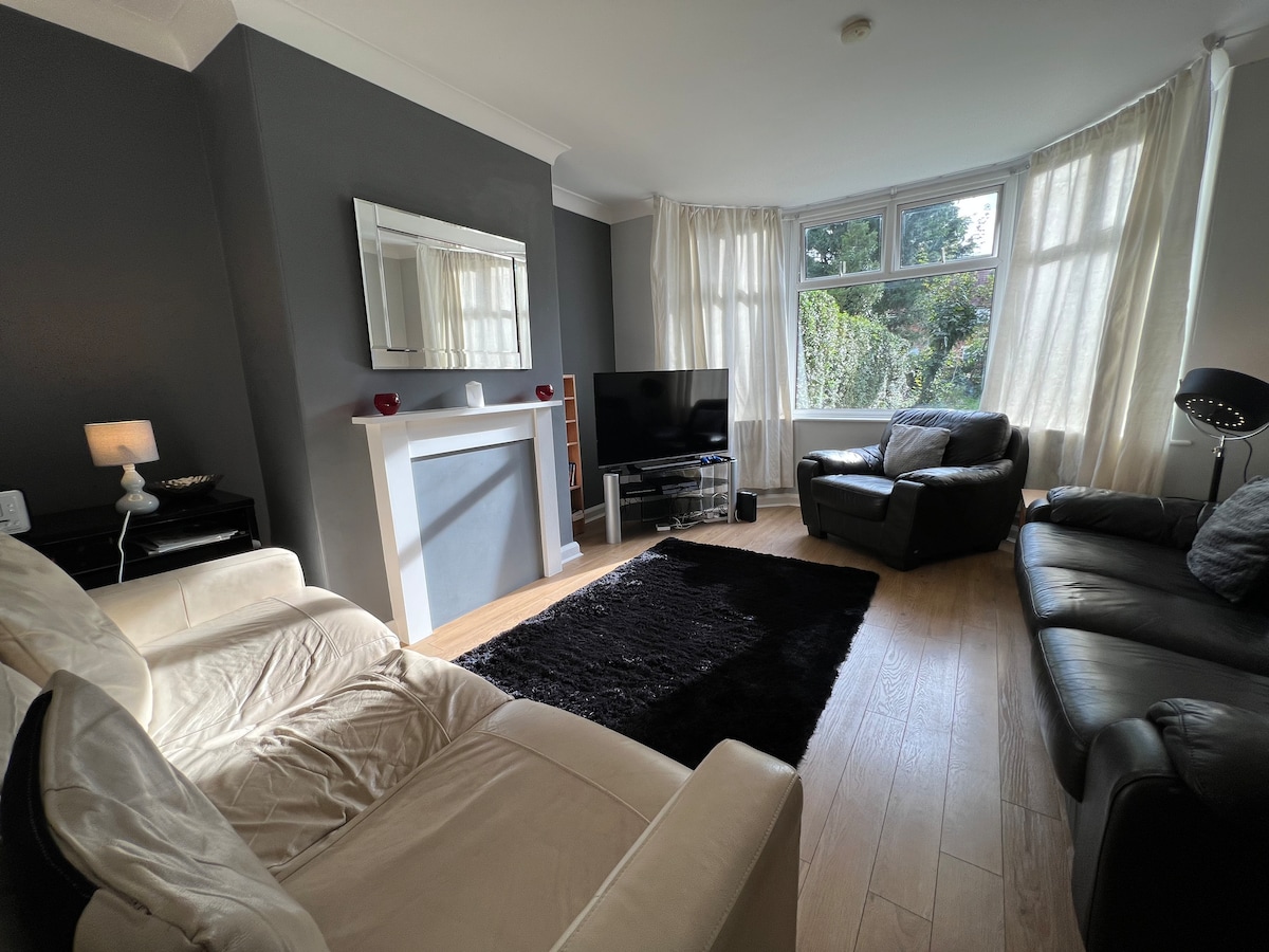 Salónik s vypnutým televízorom. 