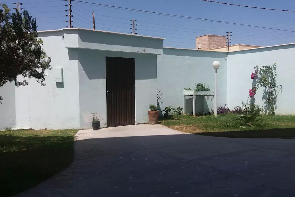 Security system, 3 car garage.