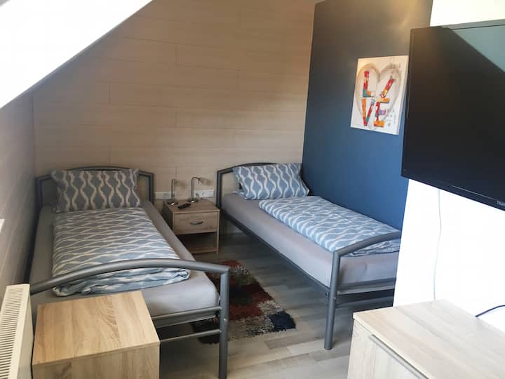 חדר השינה השלישי עם שתי מיטות. בנוסף, יש שתי מיטות מתקפלות בבית, שניתן למקם אותן בכל עת (למשל בביתן). 