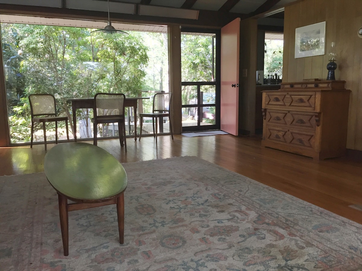 Вечерајте во затворени простории со прекрасен поглед или...