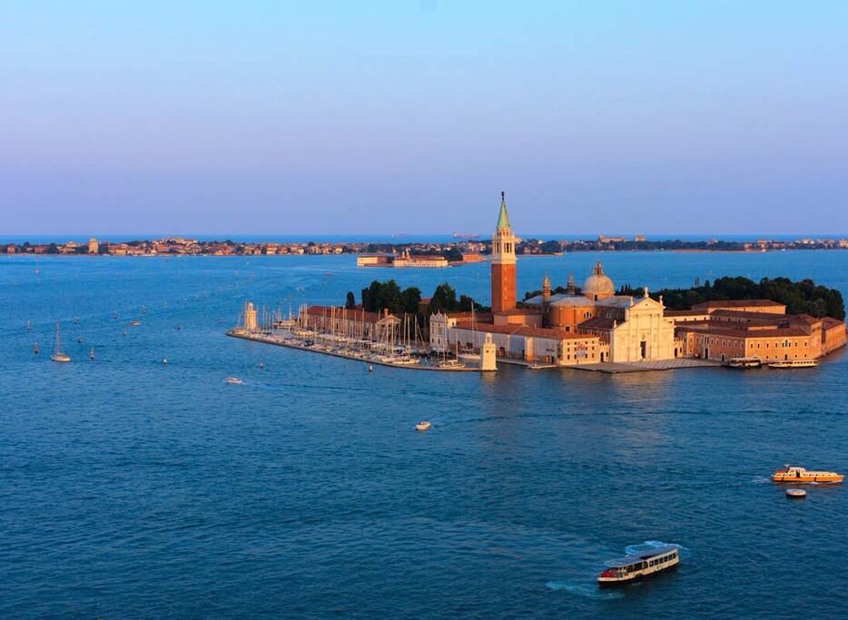 La magica Venezia vista dall'alto. Facilmente raggiungibile da Golden House in auto,treno o bus/ The magical Venice seen from above. Easy to reach from Golden House by car, train or bus