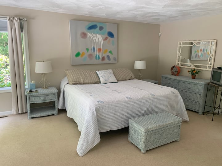 ห้องนอนใหญ่พร้อมเตียงคิงไซส์ห้องน้ำในตัวและสไลเดอร์ไปยังอ่างน้ำร้อนฝักบัวกลางแจ้งและสระว่ายน้ำ