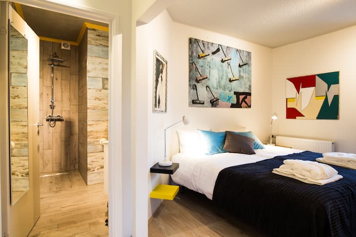 Svefnherbergi 2, með tvíbreiðu/2 herbergjum og aðliggjandi baðherbergi