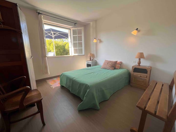 Spálňa 1 so 140 lôžkami, šatníkom a výhľadom do záhrady. 