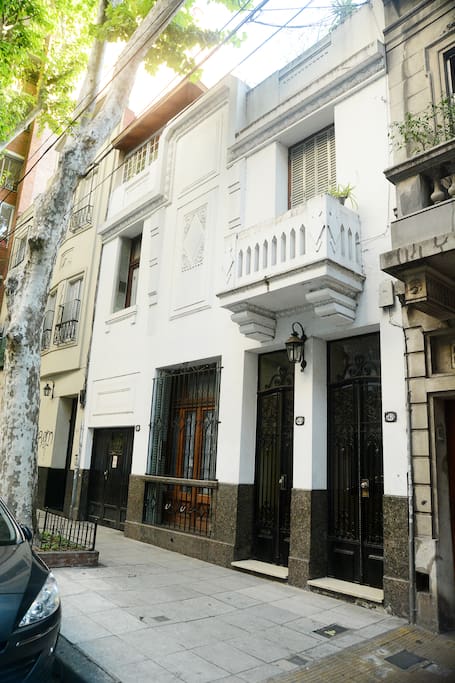 La entrada a la casa / The main entrance to the building