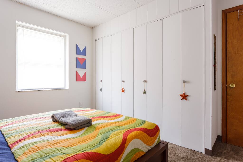 Guest room with queen bed