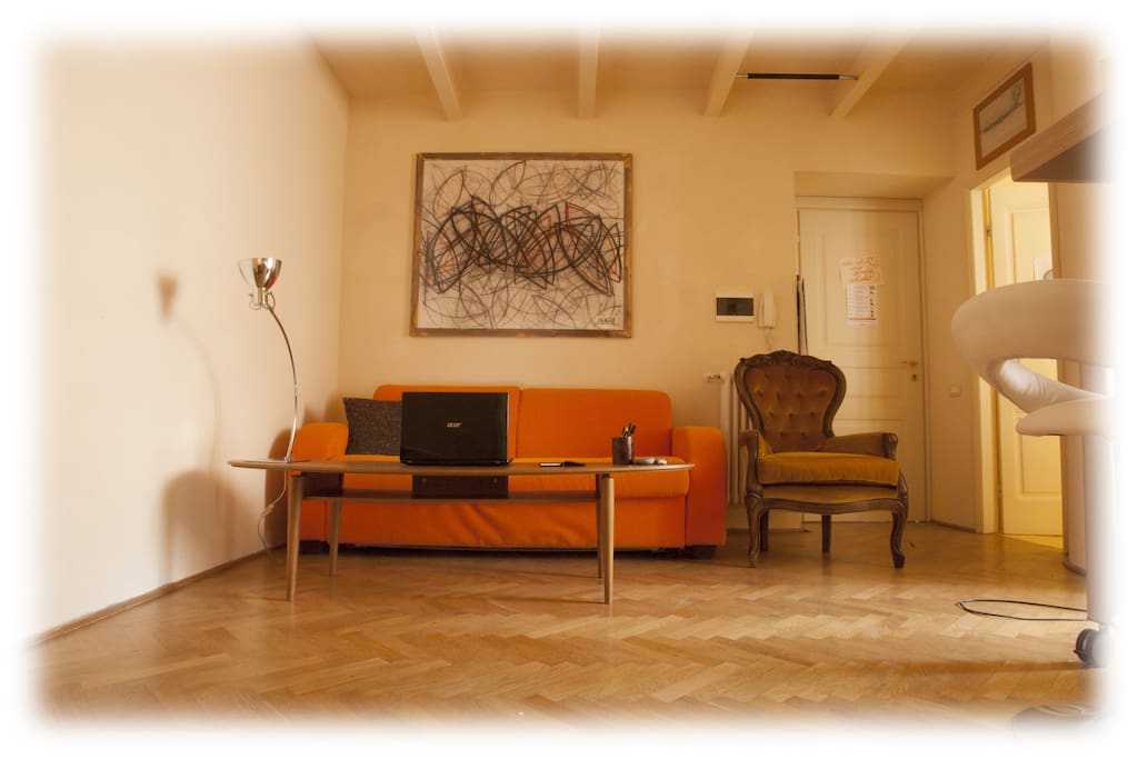 divano letto e tavolo soggiorno