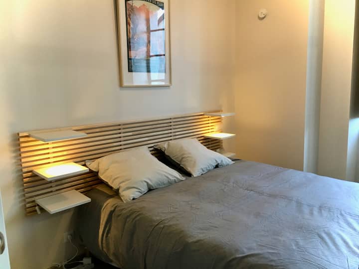 1-ლი საძინებელი ვერერიერის უკან , 160 დიდი საწოლი, საჭიროებისამებრ, 80 საწოლად იყოფა. 