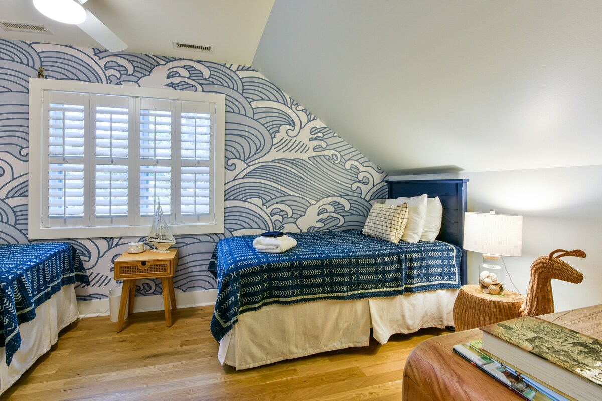 Fondly called the “Grom Room” for our little surfer dudes, but we know gromettes love it just as much.  Our wave mural and  batik comforters delight even our adult guests.  