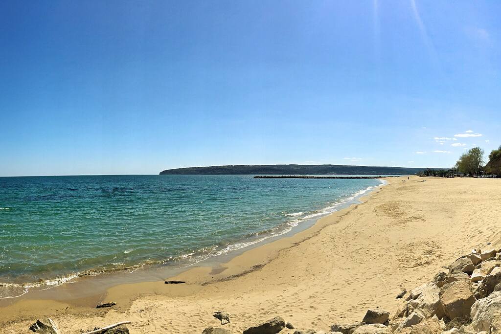Пляж рядом с апартаментом