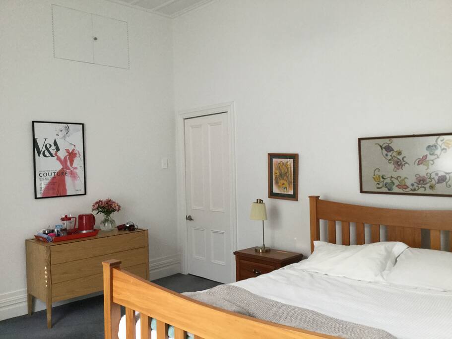 Large cozy room with own ensuit and garden access.
Lots of facilities are provided.
Fresh flowers included.