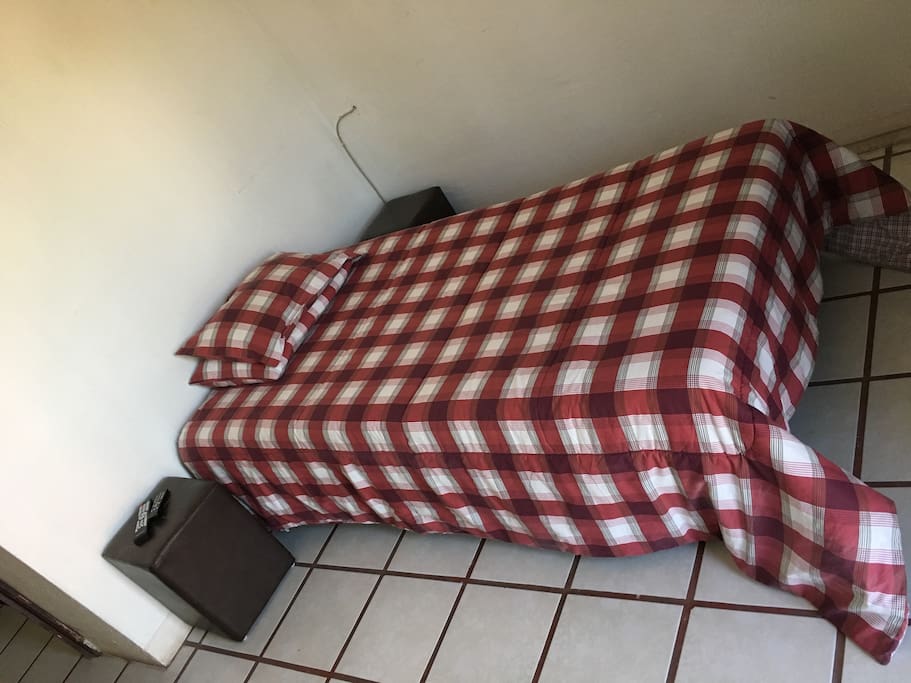 Habitación con cama individual.