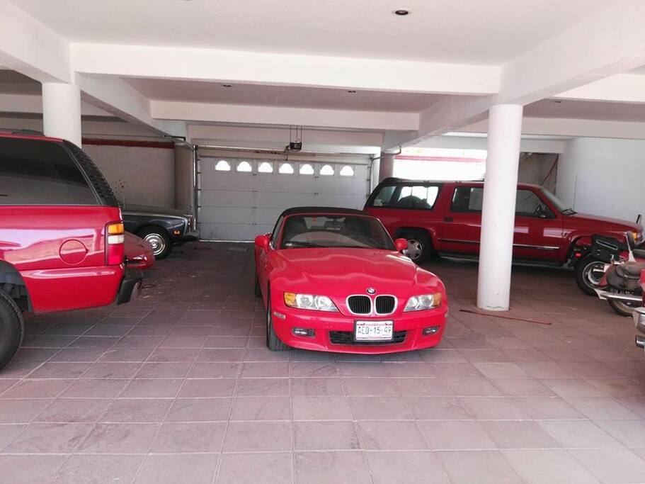 Amplio estacionamiento interior, techado