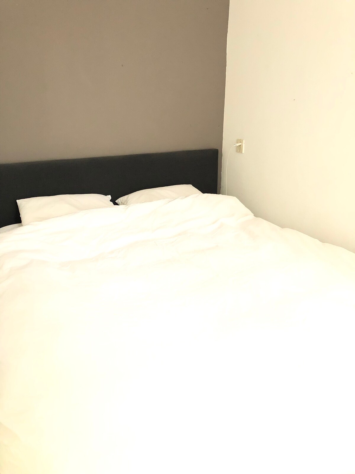 ห้องนอนแสนอบอุ่นพร้อมบ็อกซ์สปริงขนาดควีนไซส์