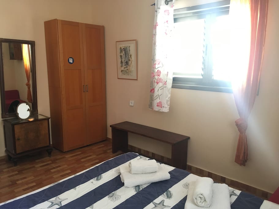 your bedroom / votre chambre