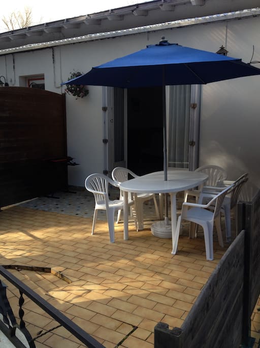 mitoyen des 2 côtés
plein pied
terrasse carrelée pour entretien facile