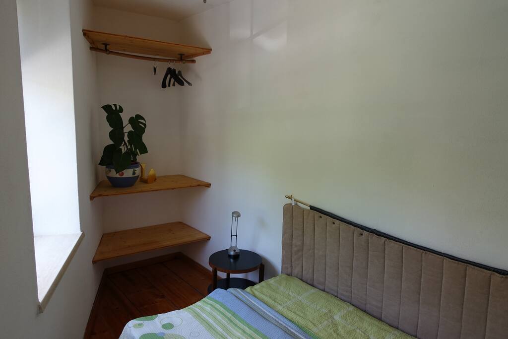Das Wohn- und Schlafzimmer mit genügend Stauraum und einem Bett für 1 - 2 Personen (140 cm x 200 cm)