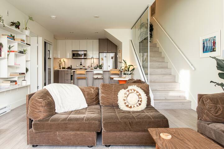 Stunning Modern Townhome, 4-Bed, 2-Bath, & Patio gallery image 4