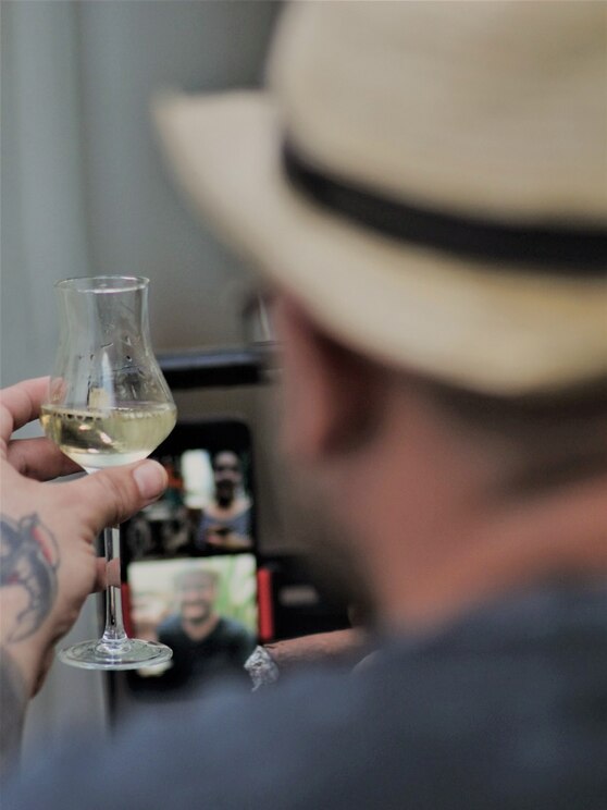 Show full-screen, host-provided image