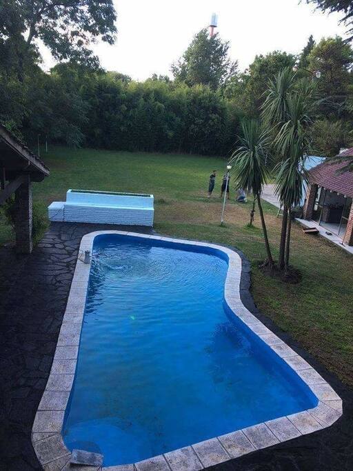 parque y pileta desde la sala de juegos