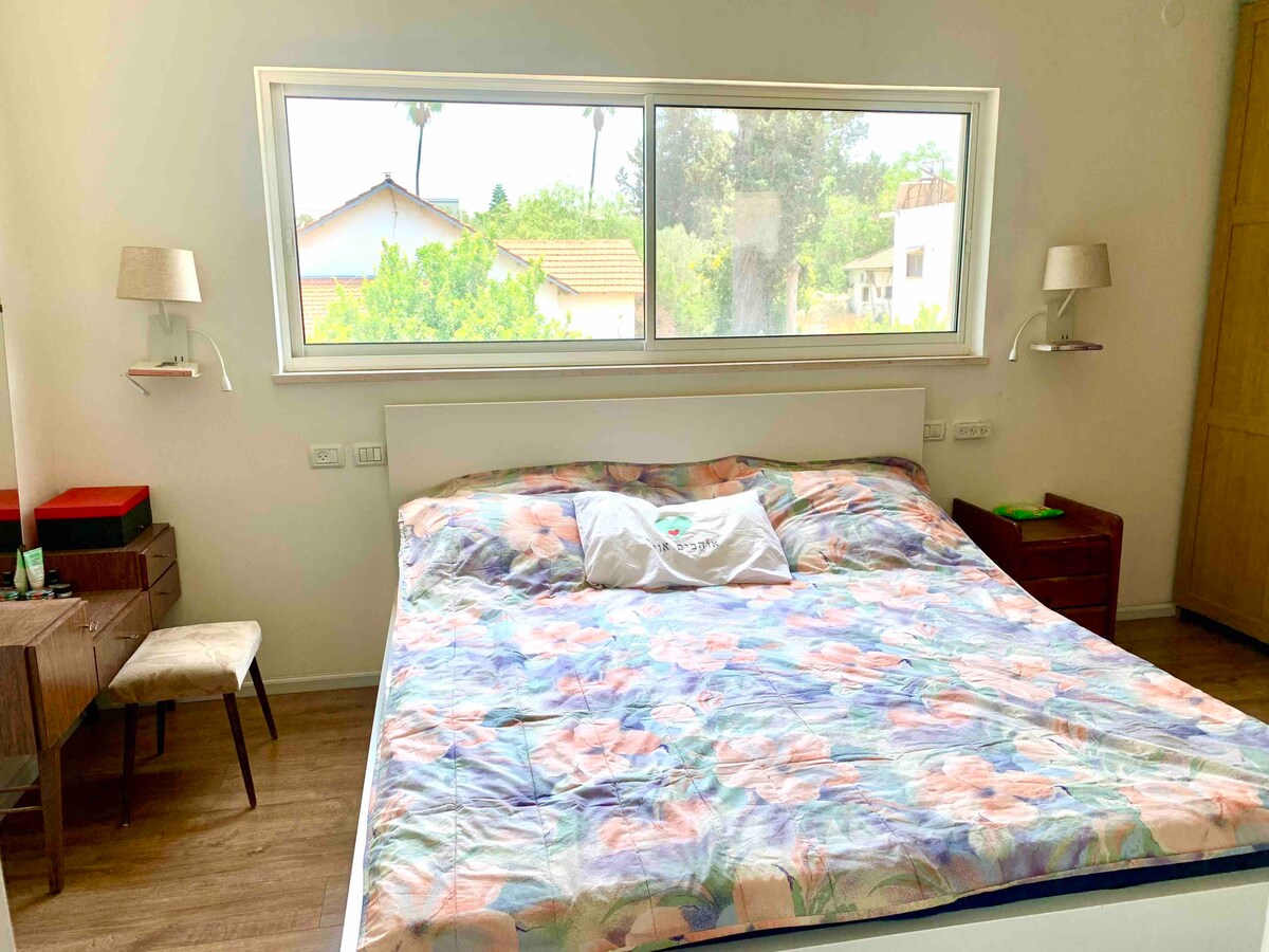 חדר שינה זוגי עם מקלחת צמודה