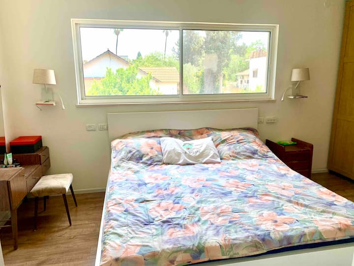 ორადგილიანი საძინებელი ოთახი, რომელშიც არის საშხაპე