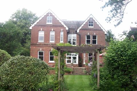 Popular Airbnb listing: Victorian dream loft in Winchester City