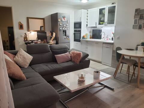 Lovely 1 bedroom condo with balcony & free parking