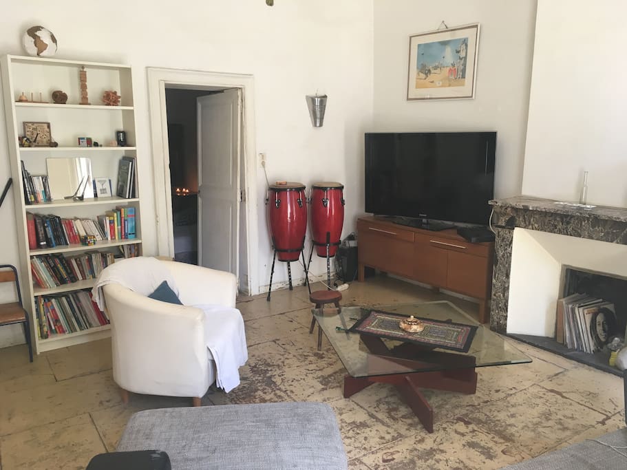 Salon, salle à manger, équipé d'une TV écran plat , fauteuil et canapé/ lit convertible.
Petit Bureau pour travailler.