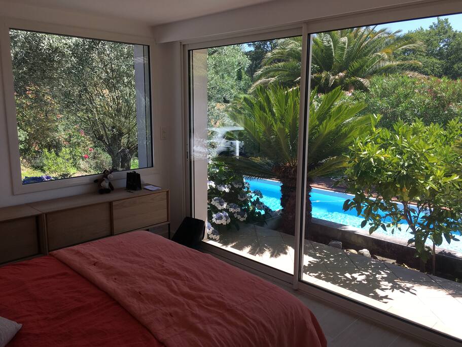 Chambre 1 au rez de chaussée avec salle de bain privative