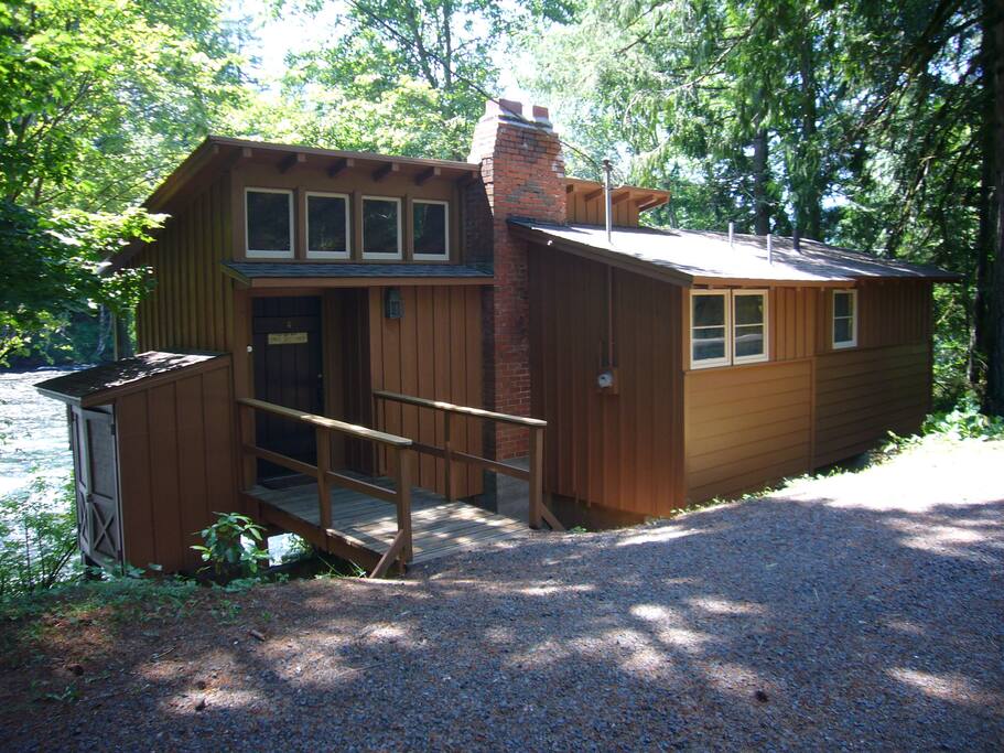 Wonderful cabin with the sound of rushing whitewater.