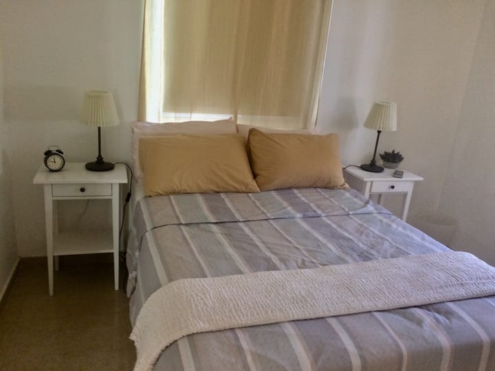 Спалната соба бр. 2 вклучува брачен кревет, странични маси и фиокар.

Оваа соба има простор за бебешки кревет или за дете да спие на душек на подот ако е потребно. Достапен е кревет за бебе на барање.