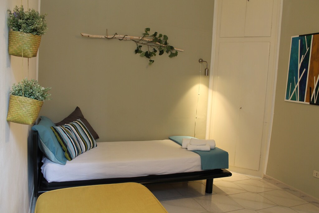 Eenpersoonskamer en poef/bed