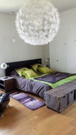 Grande chambre avec lit en 160x200.
Salle de bain (douche et baignoire attenante),possibilité d avoir un lit parapluie en plus .Ou un lit pliant en 90x200 Car la chambre est grande.