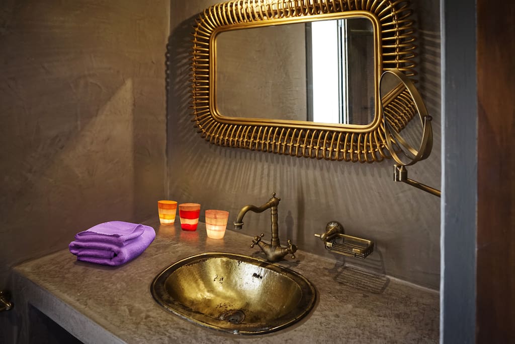 Salle de bain privative avec douche à l'italienne.