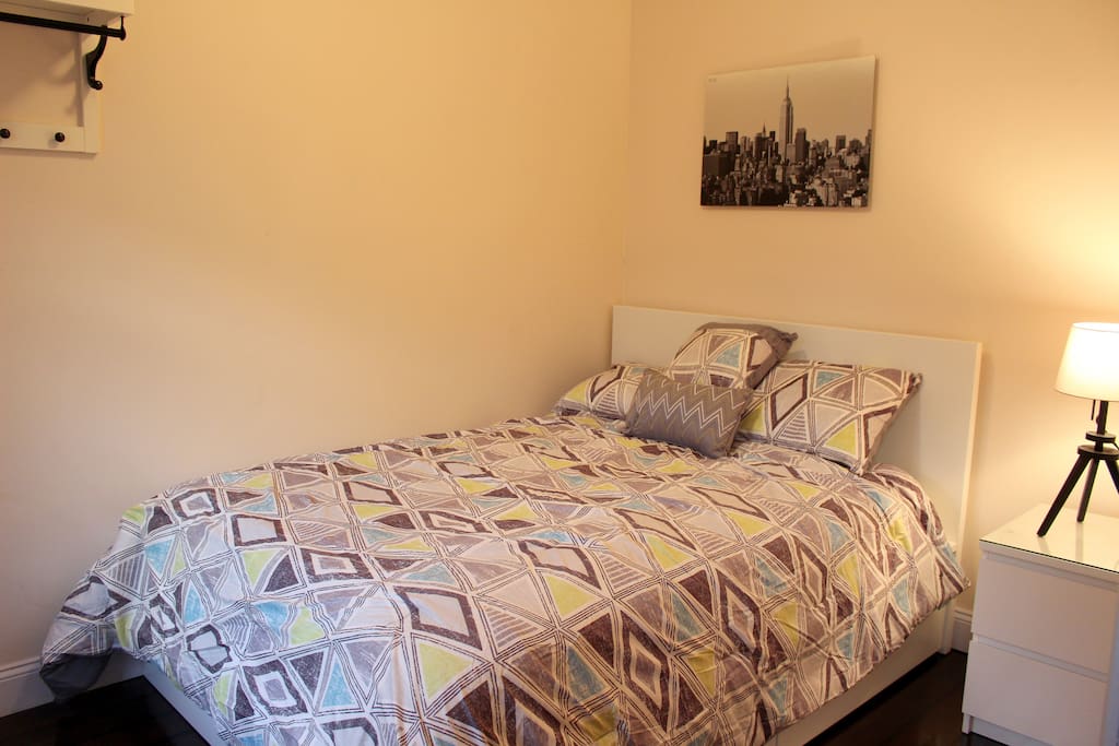 Full Sized Bed Comfortable Sheets and Pillows